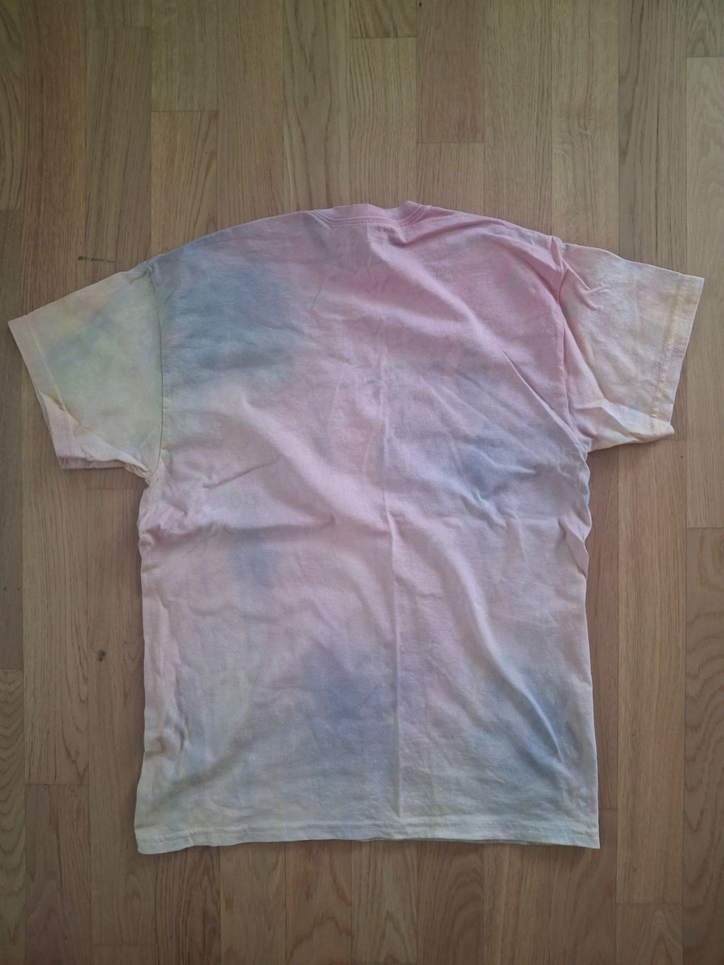 T-shirt: Batik T-Shirt – Usato da Luzern venduto da gab_726g 1
