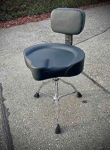 Tabourets: Bequemer Drumhocker mit Rückenlehne – D'occasion à Chur par Tenorio