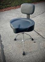 Bequemer Drumhocker mit Rückenlehne
