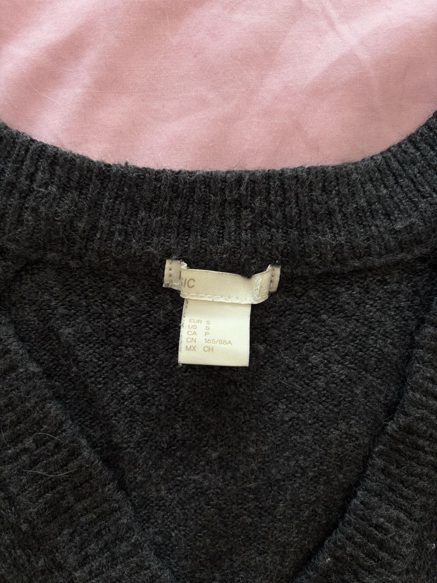 H&M Pullover & Sweatshirts: H&M Basic Pullover V-Ausschnitt dunkelgrau Grösse S – Gebraucht aus Ittigen von carpediempotato 1