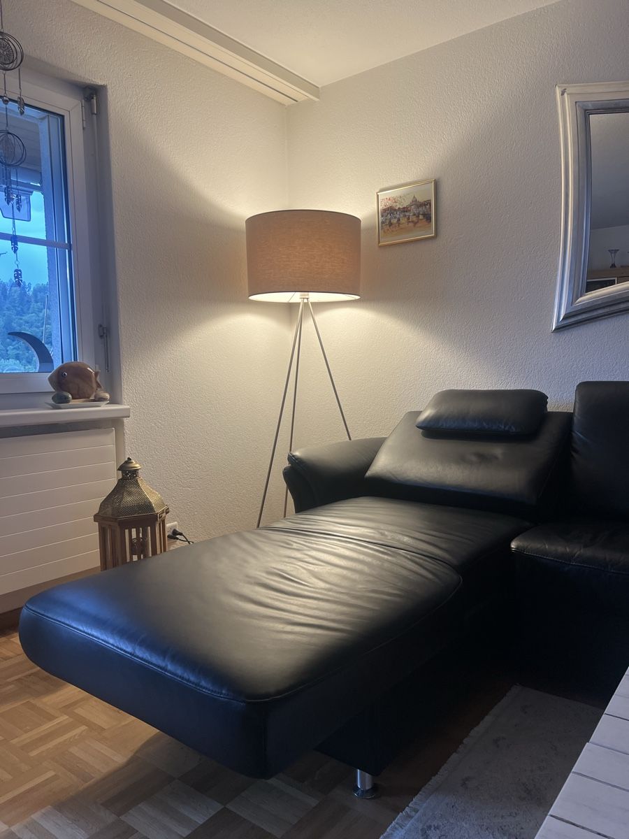 Divani: Schwarzes Echtleder-Sofa mit motorisierter Liegefläche – Usato da Winterthur venduto da callaver 5