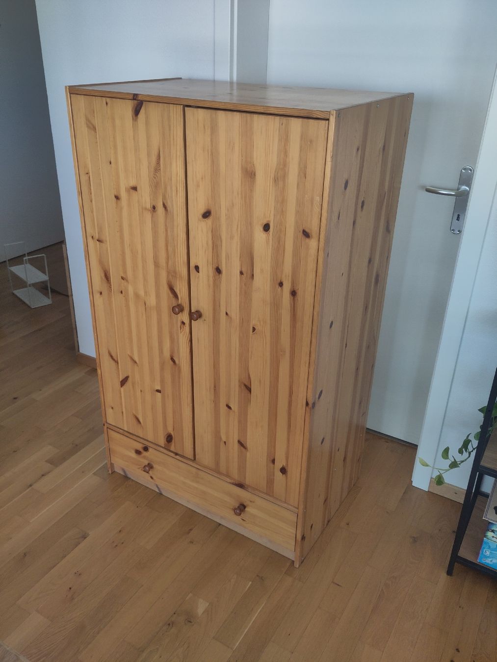 Guardaroba: Armoire / penderie en bois massif – Usato da Fribourg venduto da Mistercactus