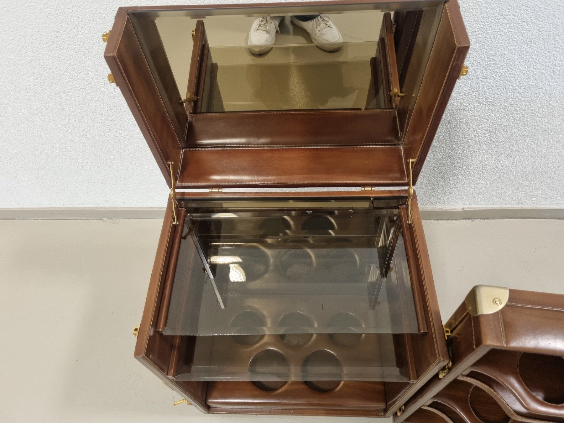 Valigie: Elegante Kofferbar auf Rollen, aufklappbar, Lederoptik – Usato da Lenzburg venduto da freedomky 4