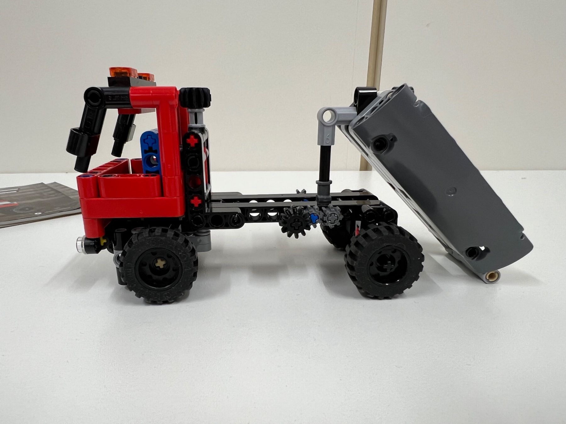 Lego Kit di costruzioni: LEGO Technic 42084 - Toller Absetzkipper! – Usato da Bottmingen venduto da Botbas 5
