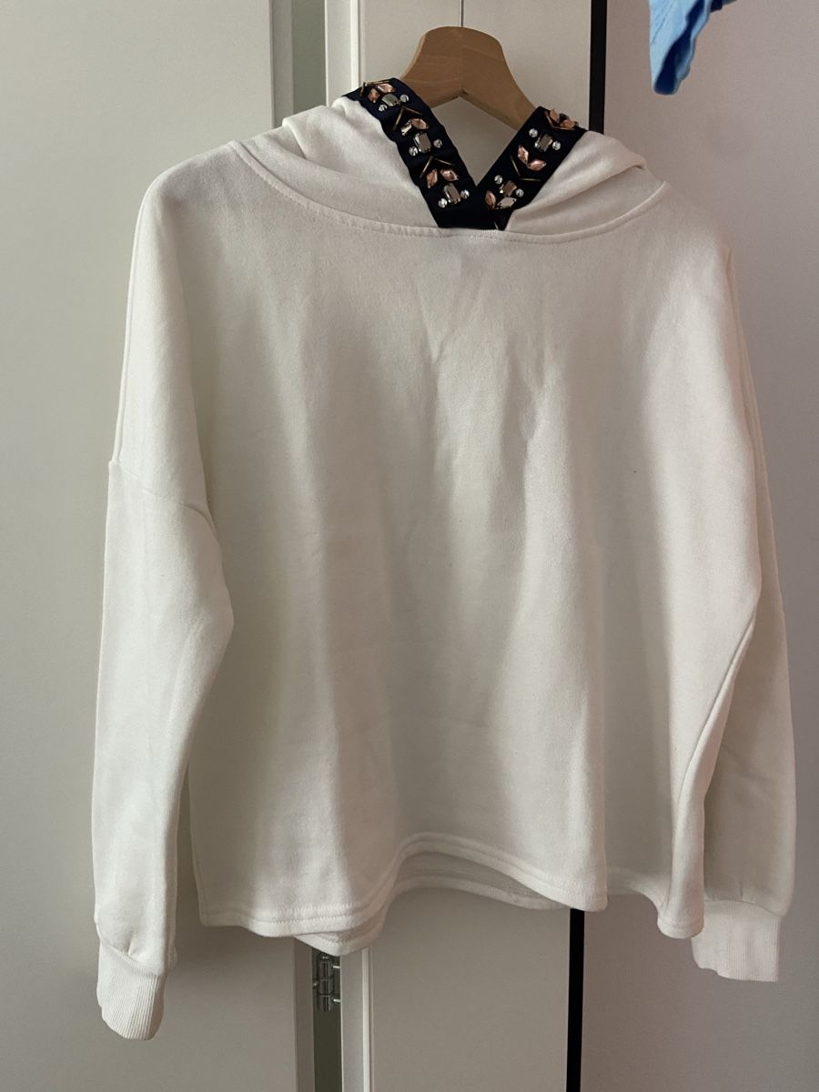 Pullover & Sweatshirts: Weisser Hoodie Gr. S mit Schmuckrand – Gebraucht aus Brig von jch_rq8z