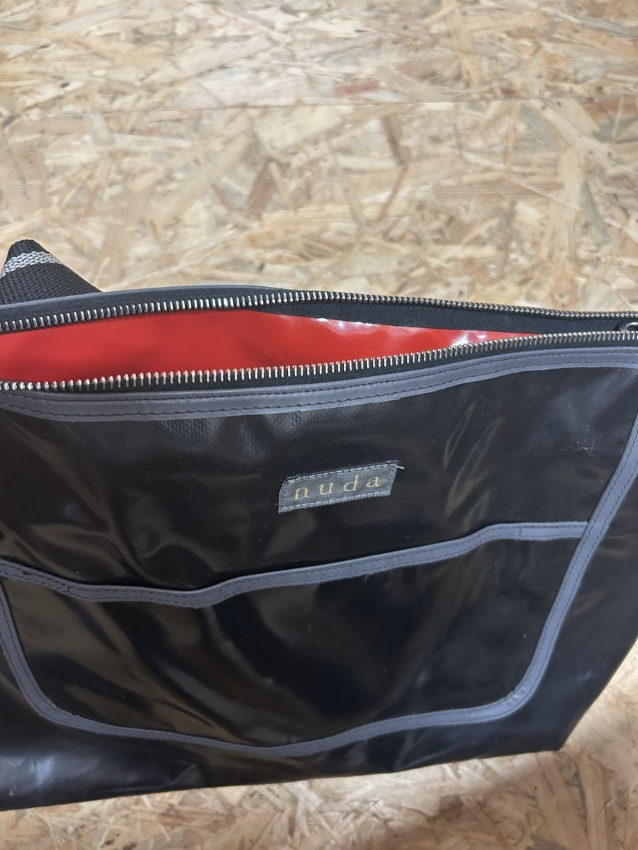 Sacs femmes: Nuda black vinyl bag with adjustable strap  – D'occasion à Zürich par ori_9dcy 4