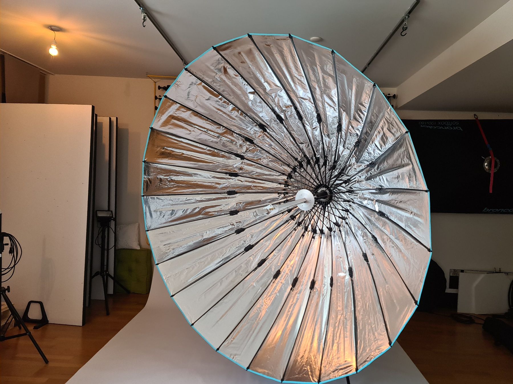 Broncolor Flashs: Broncolor Para FB 220 Reflektor Schirm – D'occasion à Hedingen par yuki8908 2