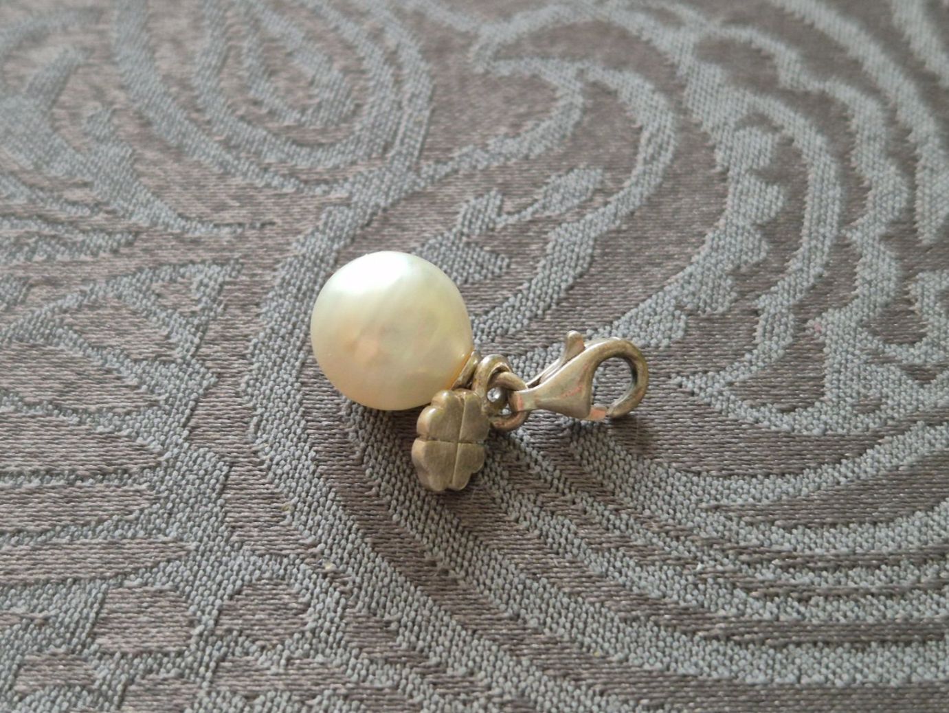 Thomas Sabo Ciondoli: PERLE mit GLÜCKSKLEE Charm von Thomas Sabo – Usato da Utzenstorf venduto da trilugi