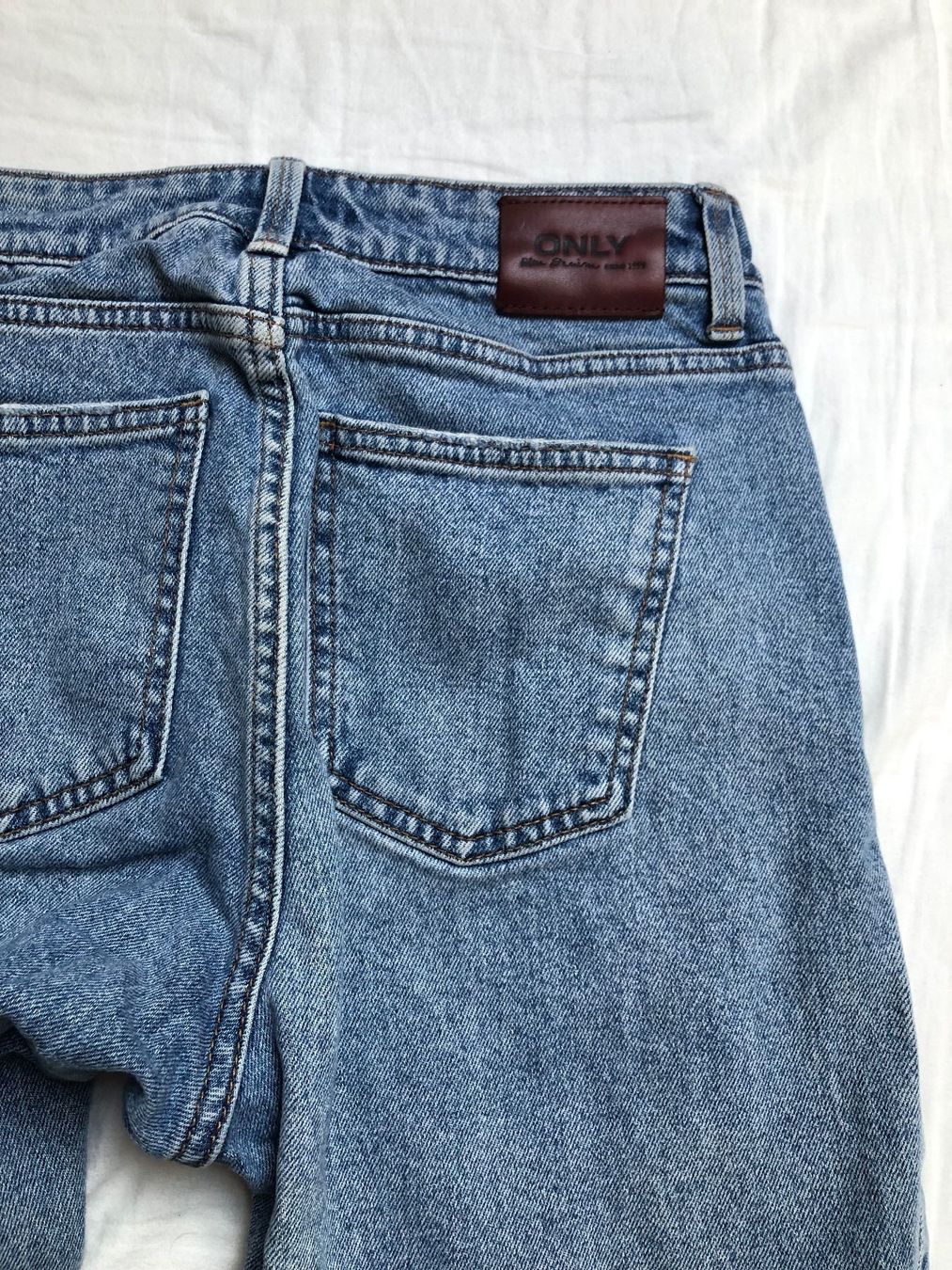 Only Jeans: ONLY Mom Jeans Rawcut W27 L34 Light Blue – Gebraucht aus St-Aubin FR von Tiweety 2