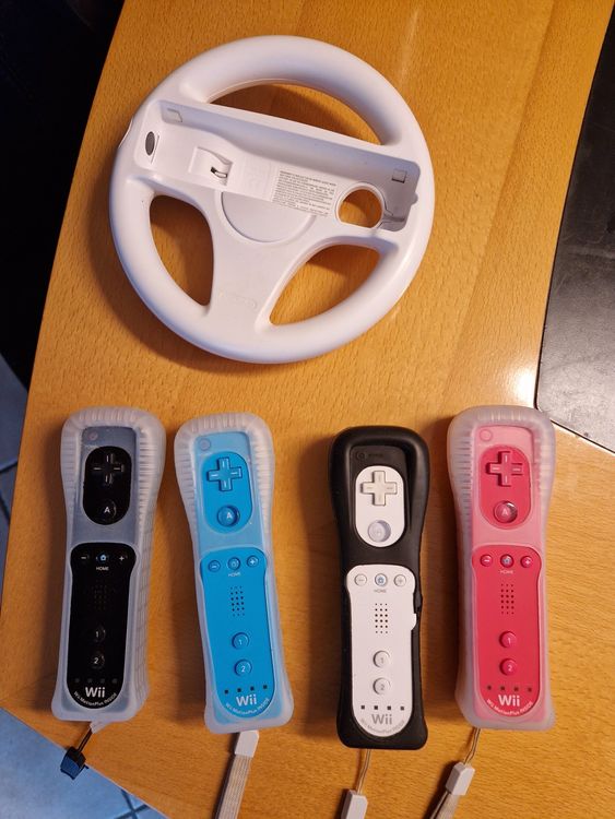 Wii Controller (4Stk + Steuerrad) Kaufen auf Ricardo