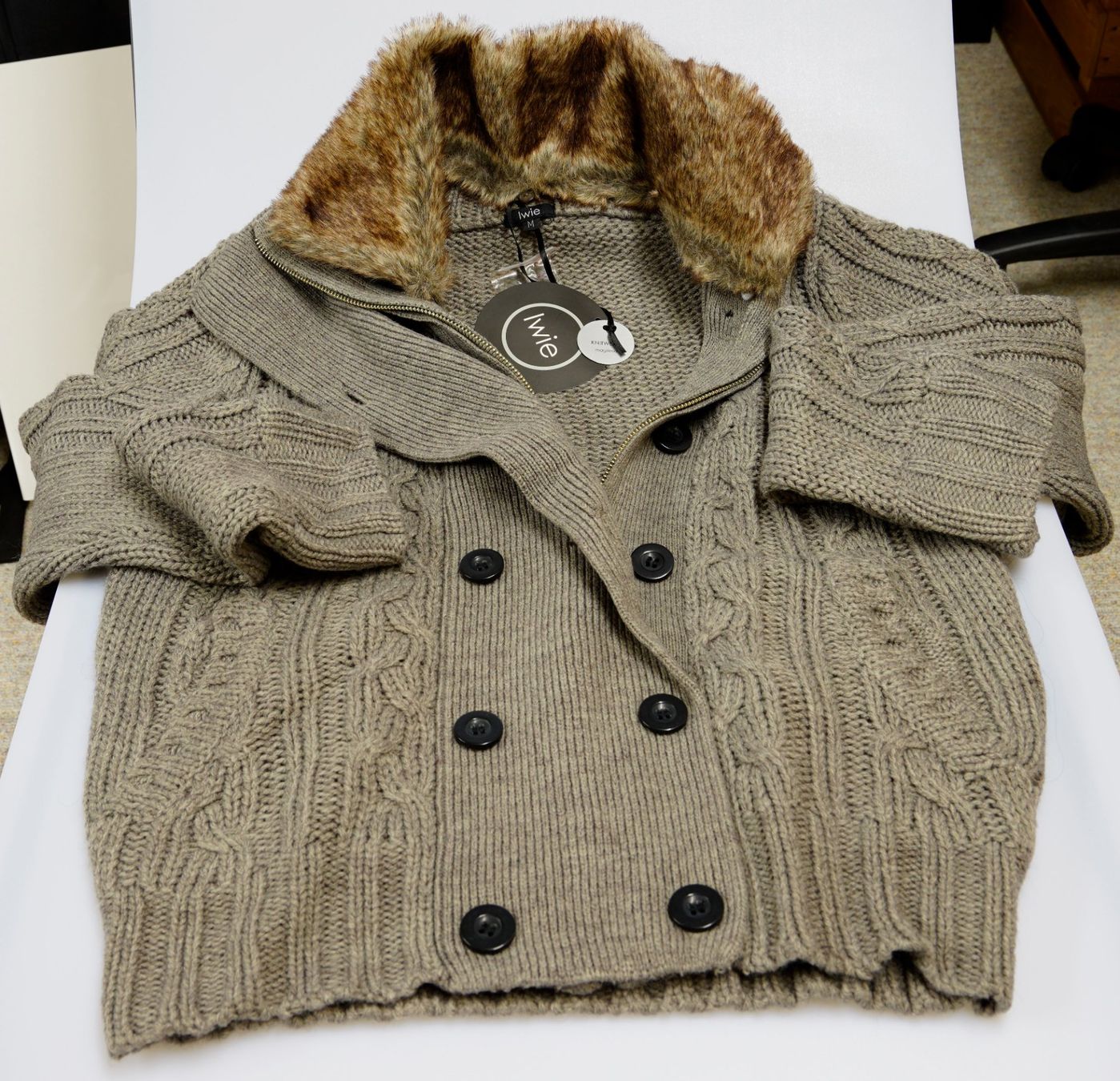 Giacche: Schöne warme Strickjacke mit Kunstfell Einsatz Gr.36 – Nuovo (secondo la descrizione) da Schoenenwerd venduto da SA69