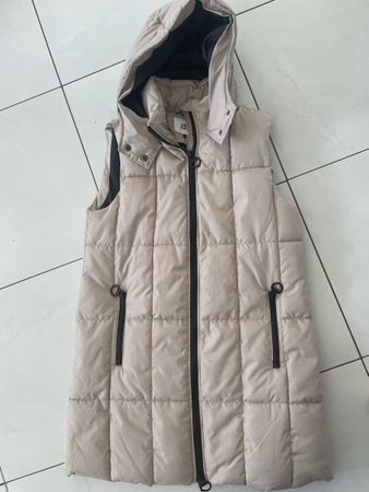 Langes Steppgilet mit Kapuze