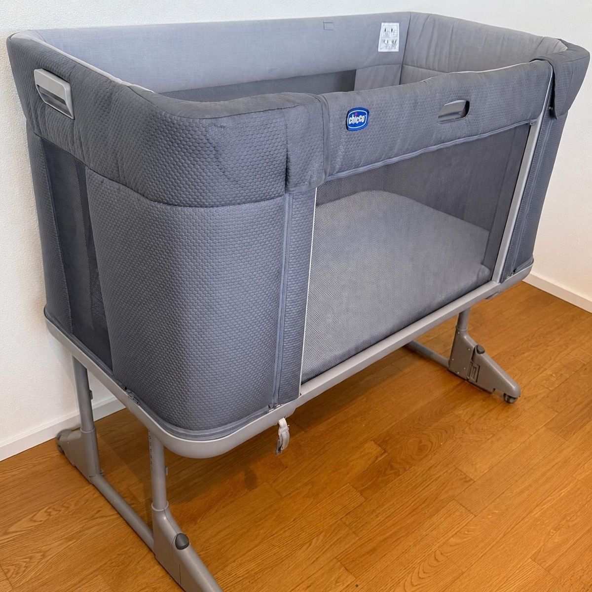 Lits: Chicco Next 2 Me Forever grey crib good condition – D'occasion à Otelfingen par ven_n5ms 2