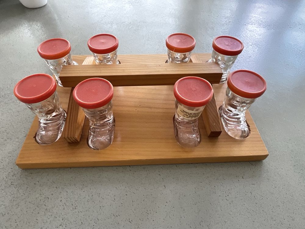 Verres: 8 petits verres à Schnapps en forme de botte sur une taloche – D'occasion à Cressier FR par M-I-M 1