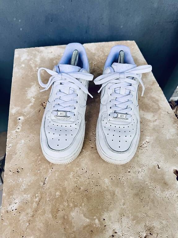 Nike Chaussures femmes: Nike Air Force 1 Weiss 38.5 – D'occasion à Lenzburg par DebiM
