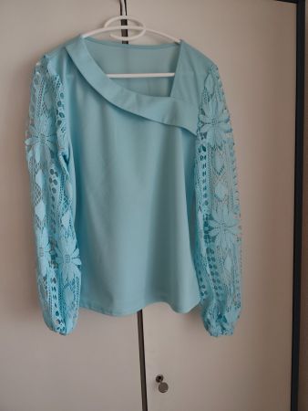 Langarmshirt hellblau mit Spitzenärmeln NEU