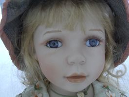 Hübsches Künstlerpuppen-Maitli (Porzellan)