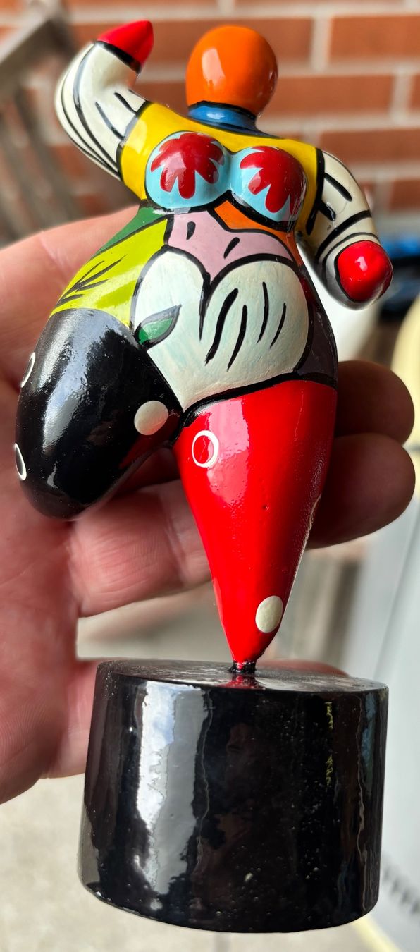 Statuette: bunte Frau mit Sockel – Usato da Pfyn venduto da Allround-Stephan
