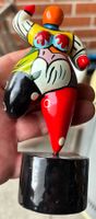 bunte Frau mit Sockel