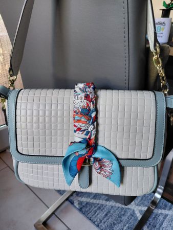 Handtasche mit hellblauen Akzenten und Foulard