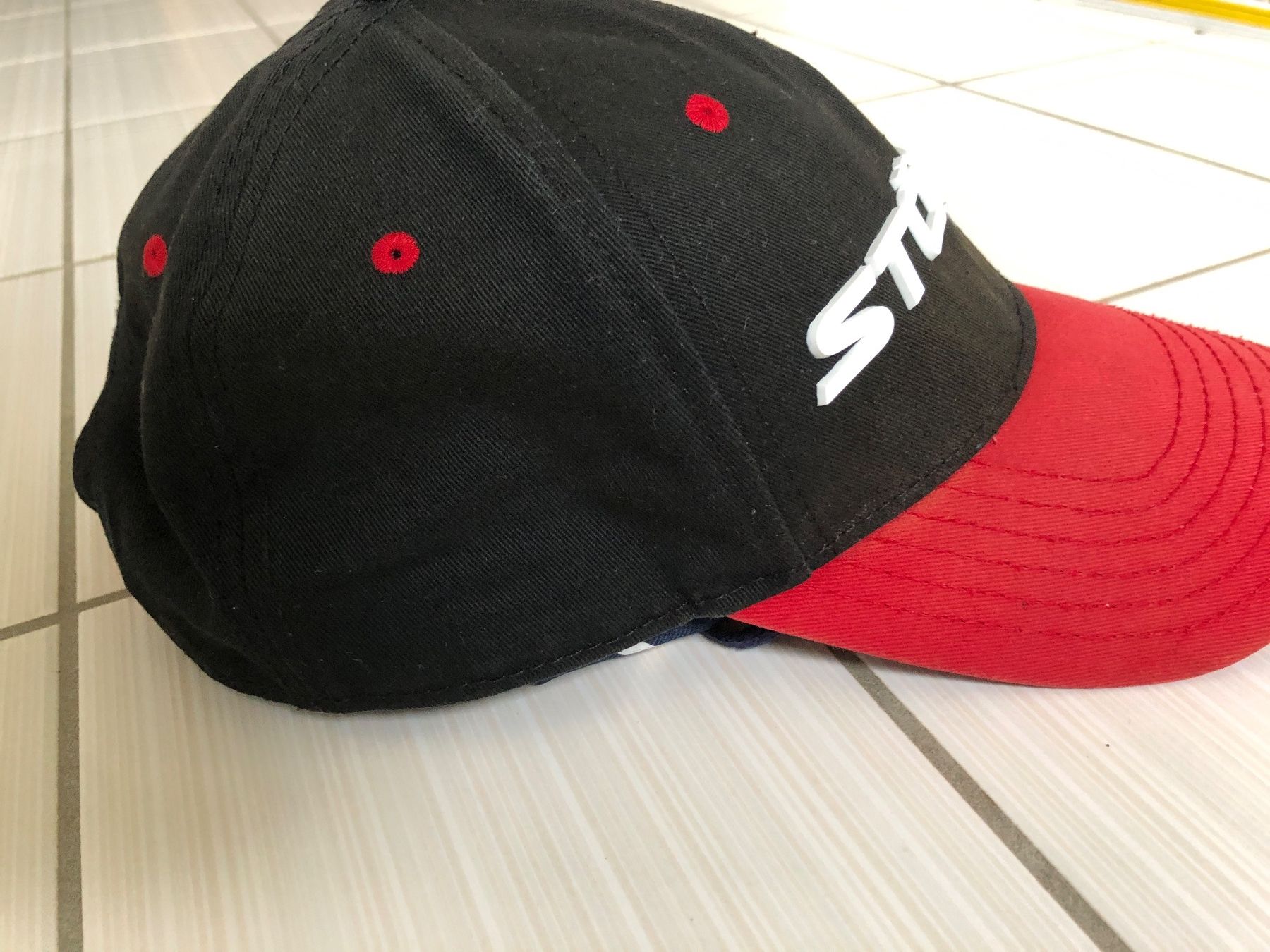 Sonstige Kleidung & Accessoires: Stöckli Cap, Basecap, Schwarz/Rot Herren – Gebraucht aus Arth von Vrecam51 1