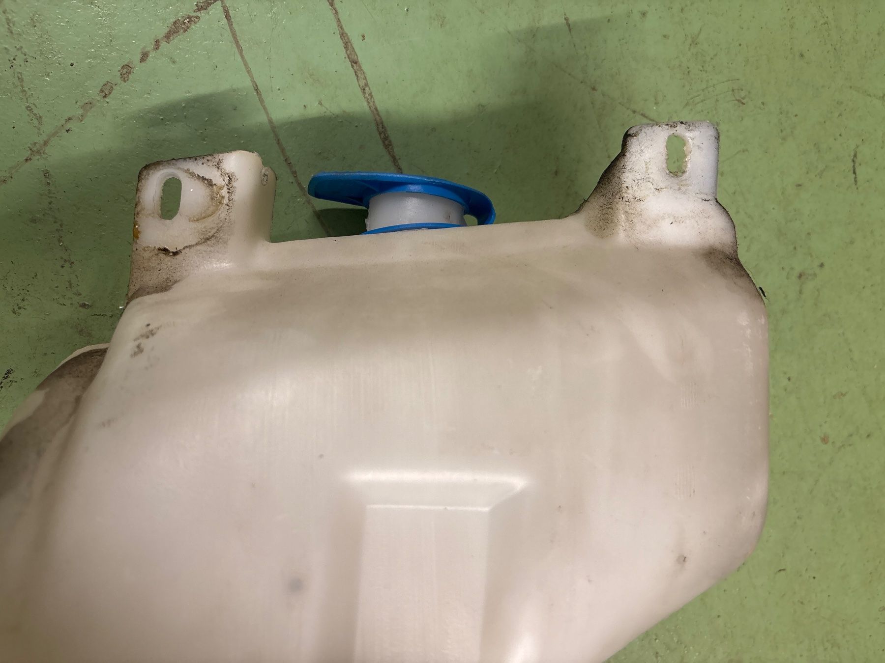 Volkswagen Tutti pezzi di ricambio auto: Scheibenwischwasserbehälter VW Golf 3 – Usato da Birrwil venduto da Gti2001 1