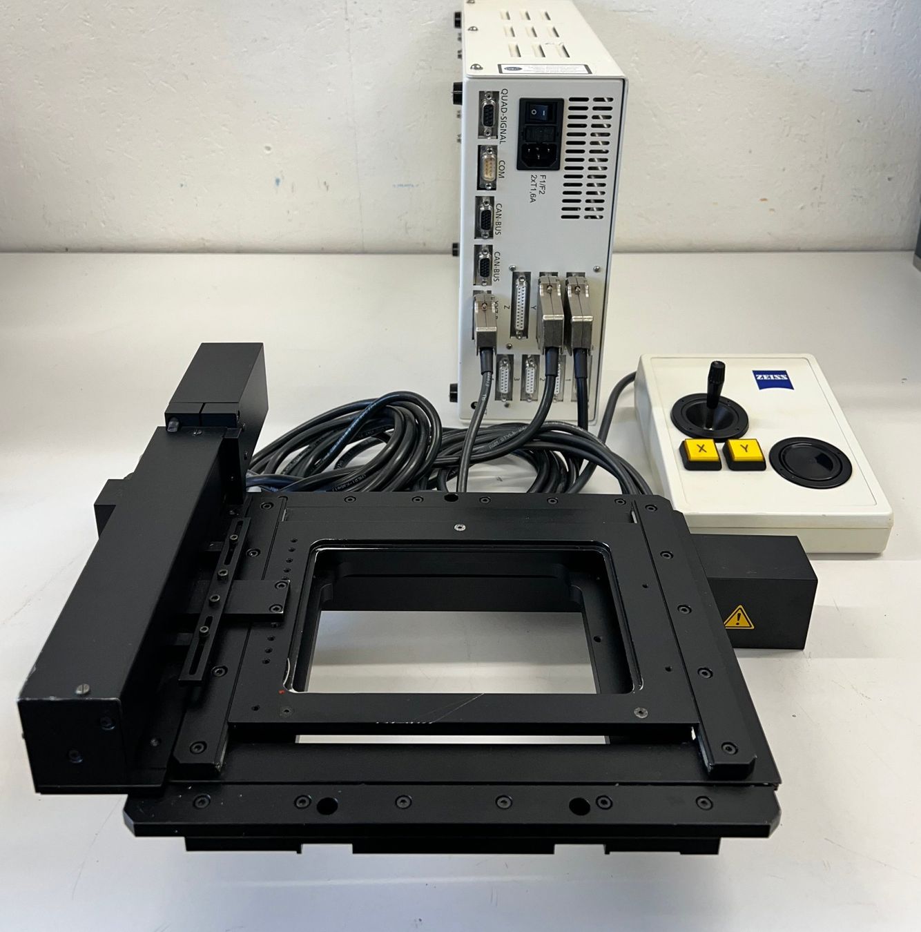 Accessori da laboratorio: Zeiss MCU 28 X/Y Stage Controller mit Stage und Joystick – Usato da Niederdorf venduto da LeptonAG_Labor 1