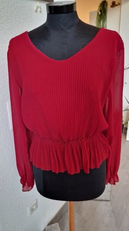 Schöne dunkelrote Bluse, spezielle Rückenansicht, Italien