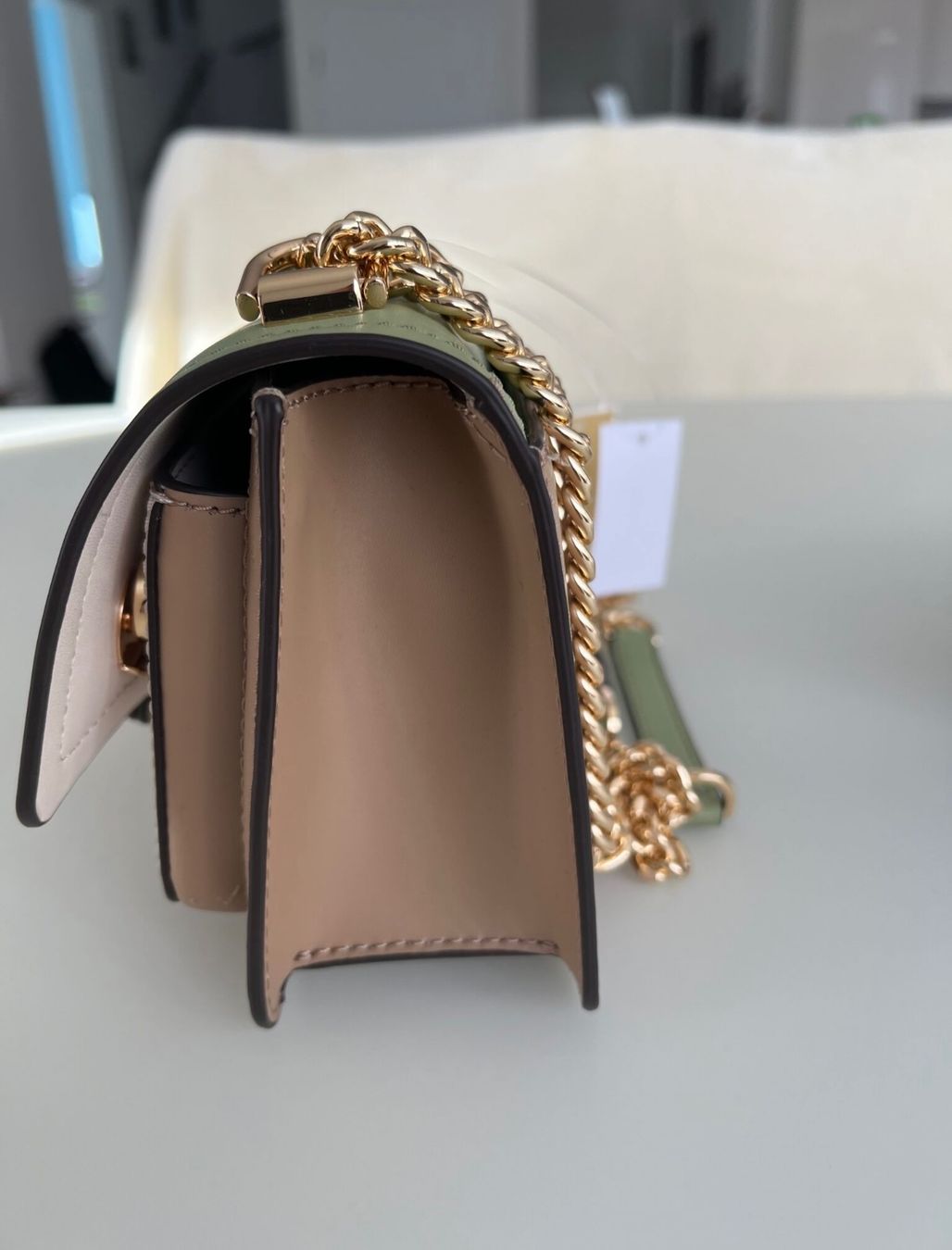 Michael Kors Taschen für Damen: Michael Kors Tasche light sage/camel – Neu und originalverpackt aus Wiedlisbach von Sistershop 1
