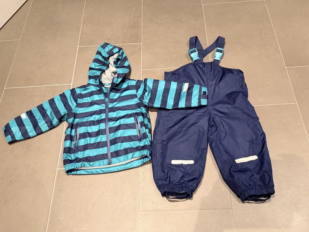 Lotti & Set di vestiti: Tuta impermeabile 86/92 – Usato da Sigirino venduto da RamonaLamboo