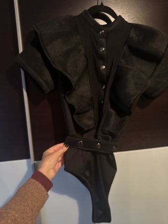 Schwarzer Body mit Rüschen, Gr. 40, neu!