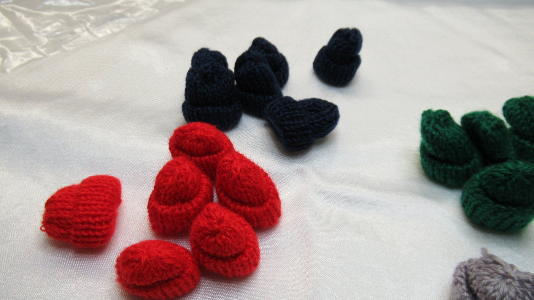 Tutte le decorazioni: Mützen mini stricken Deko 24 Stück – Nuovo e nell'imballaggio originale da Meisterschwanden venduto da TiSiBu59 1