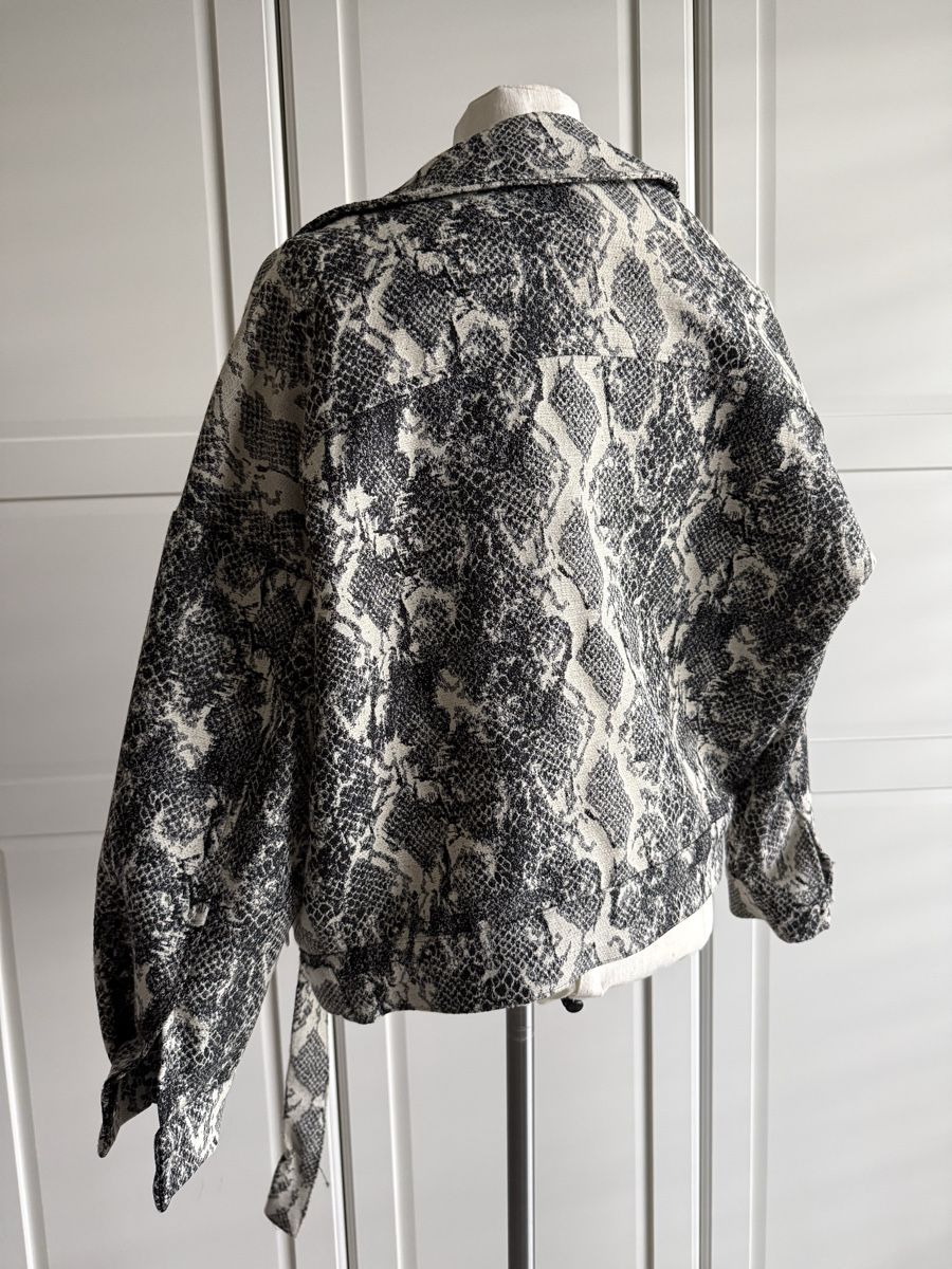 Giacche: Zara Basic Jacke Schlangenmuster schwarz weiss Grösse S – Nuovo (secondo la descrizione) da Schlieren venduto da hye_jv95 2