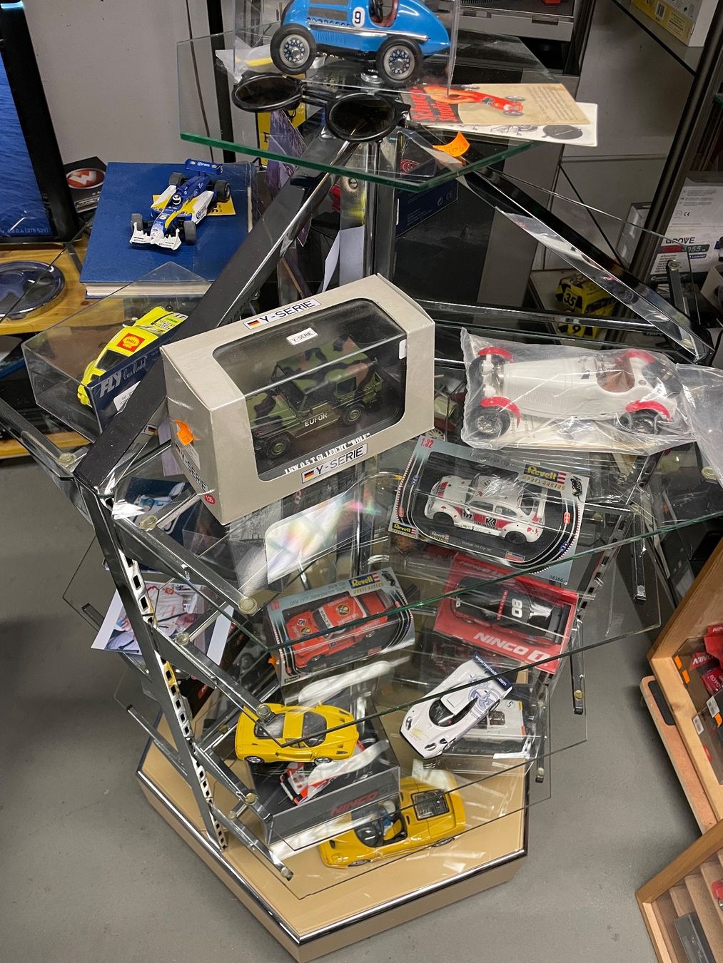 Modellini d'auto: Ausstell - Vitrine 5 Eckige – Usato da Wohlen AG venduto da NincoA-Z