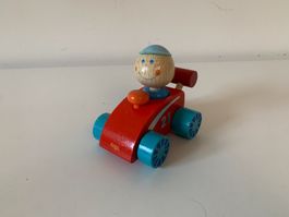 Hölzernes Formel-1-Auto mit Fahrer