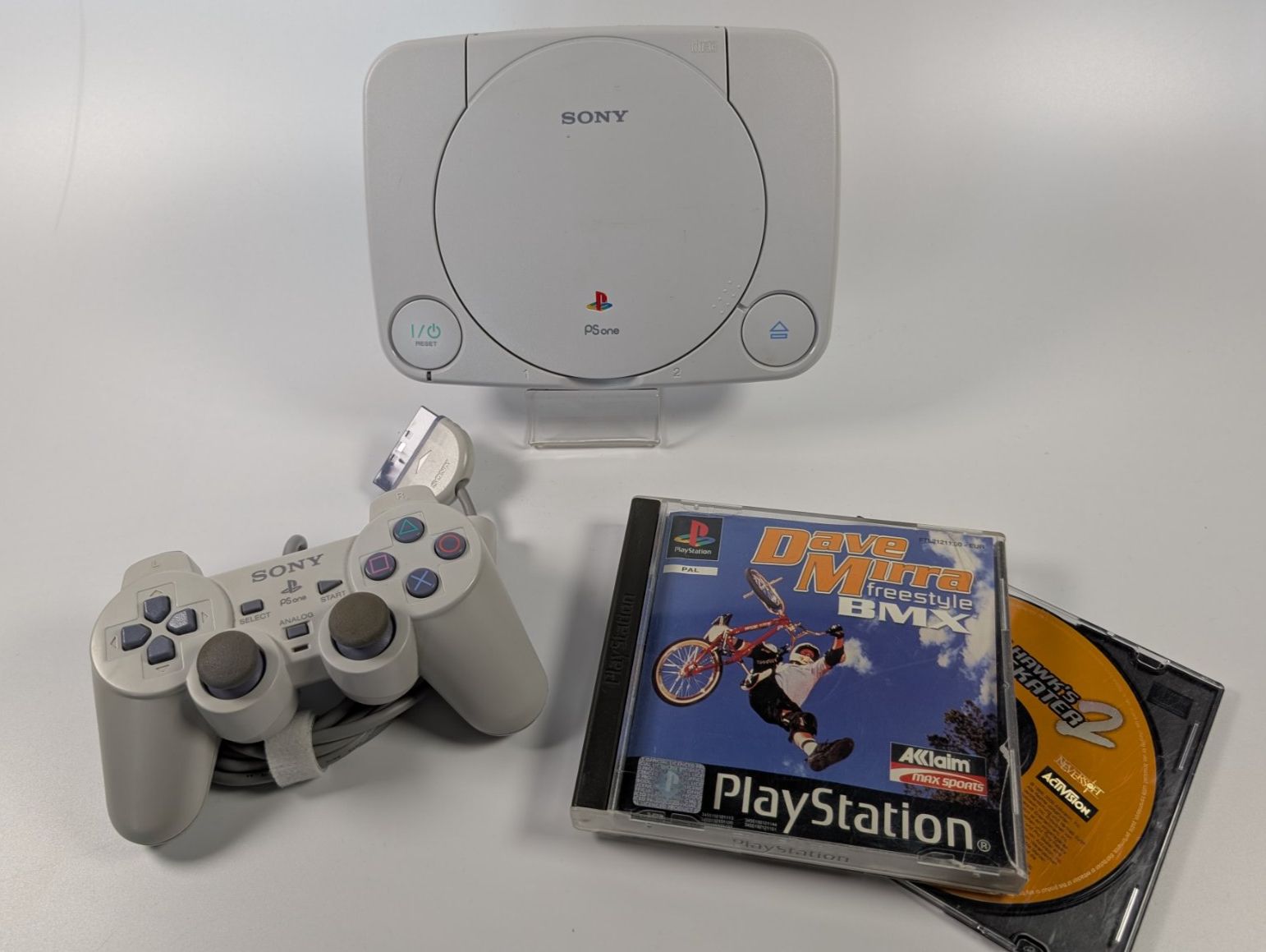 Sony Console: Playstation 1 mit Tasche, Spiel und Controller im Set - PS1 – Usato da Ostermundigen venduto da TradeLab 4