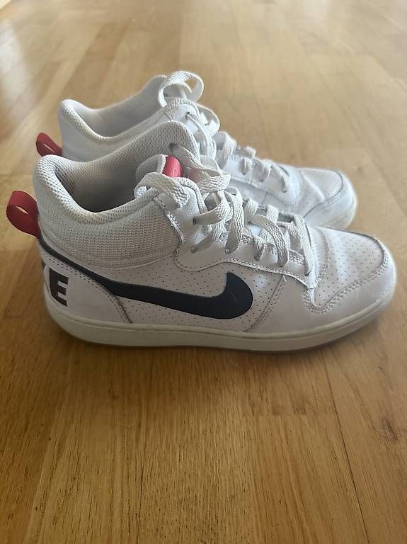 Nike Chaussures femmes: Nike schuhe 37,5 – D'occasion à Amriswil par cor_gpw9