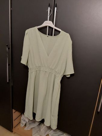 Robe d'été vert clair, idéale pour les journées ensoleillées