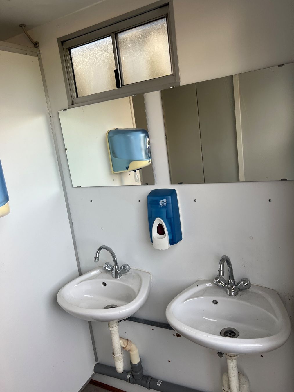 Baucontainer: WC Container mit 2 toiletten – Gebraucht aus Egg b. Zürich von SwissTradingAgency 2