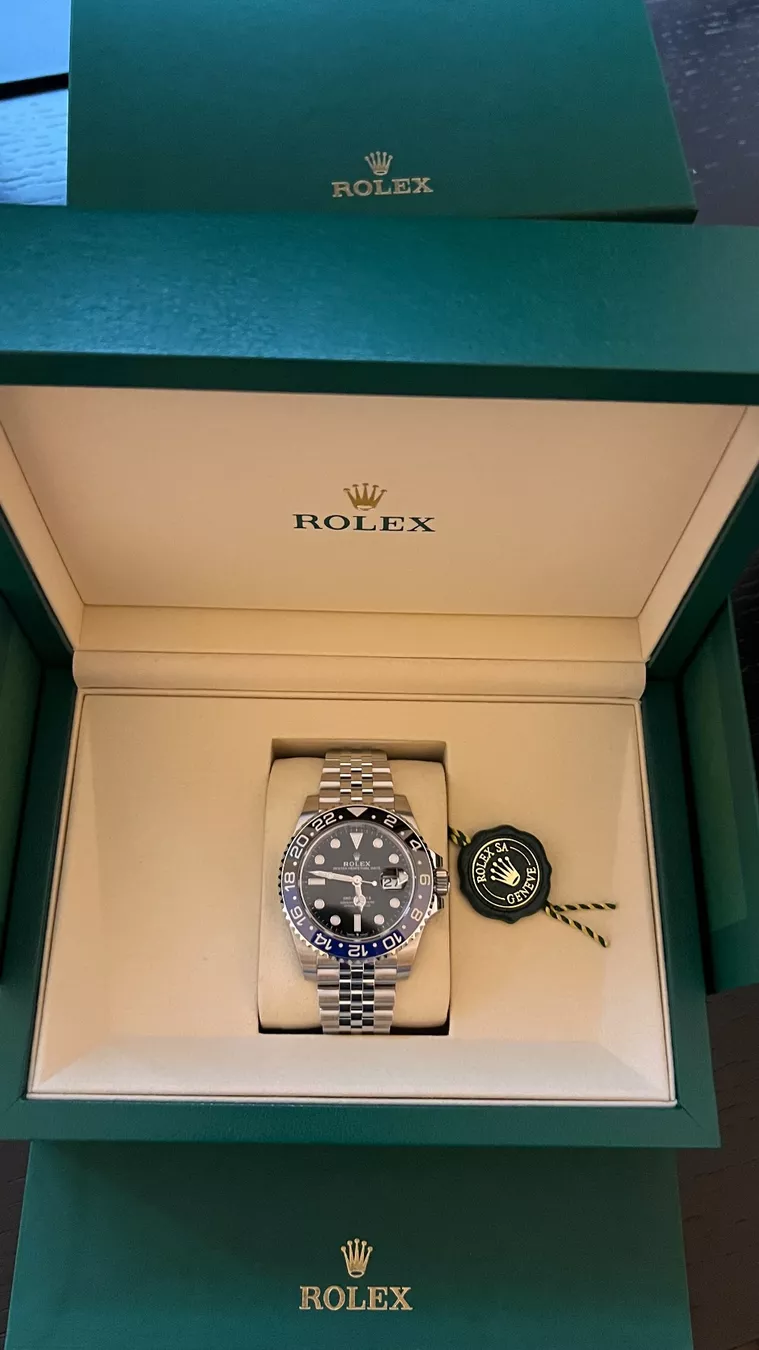 Rolex Uhren: Rolex GMT Master 2 126710BLNR – Neu und originalverpackt aus Wollerau von R144