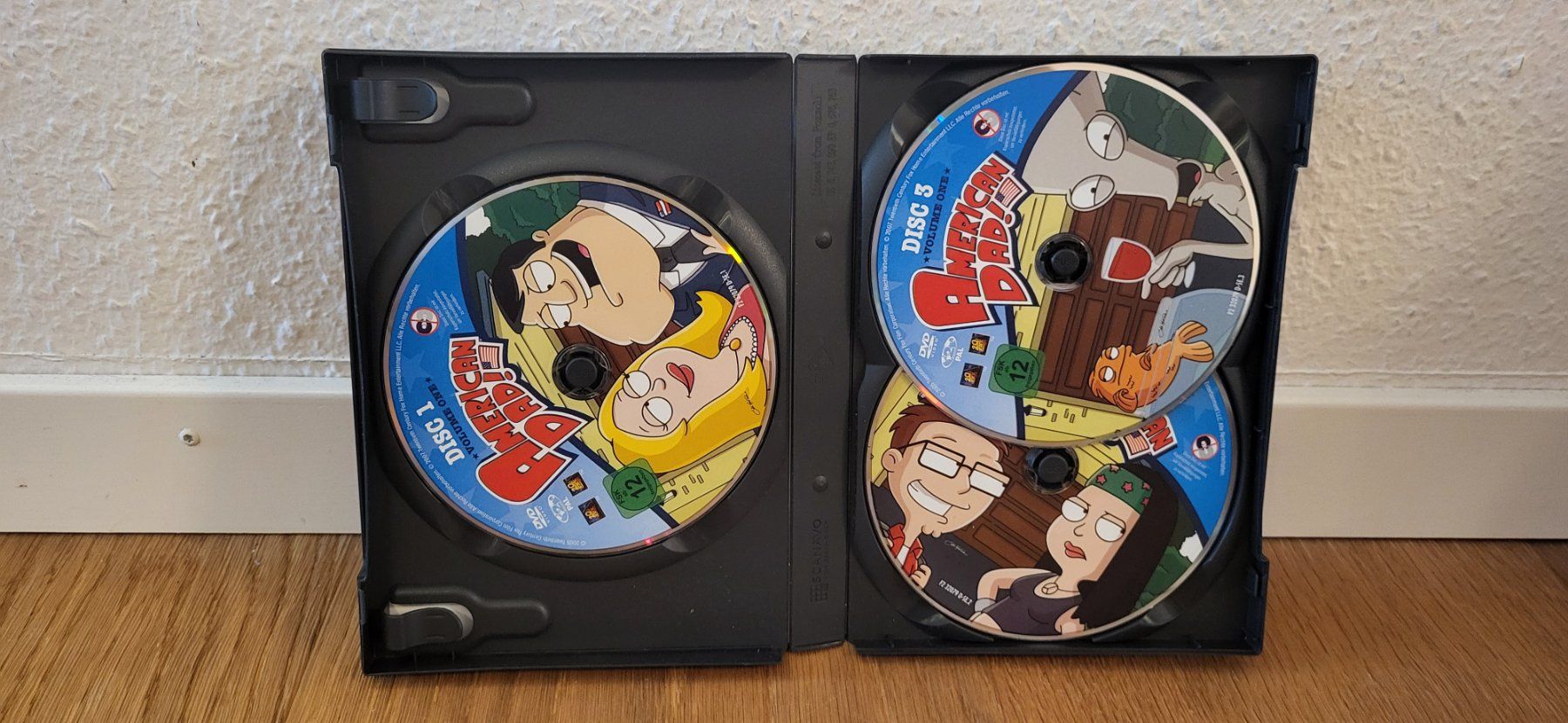 Tutti i DVDs: DVD - American Dad Volume 1 – Usato da Münsingen venduto da DigitaleSpielecke 2