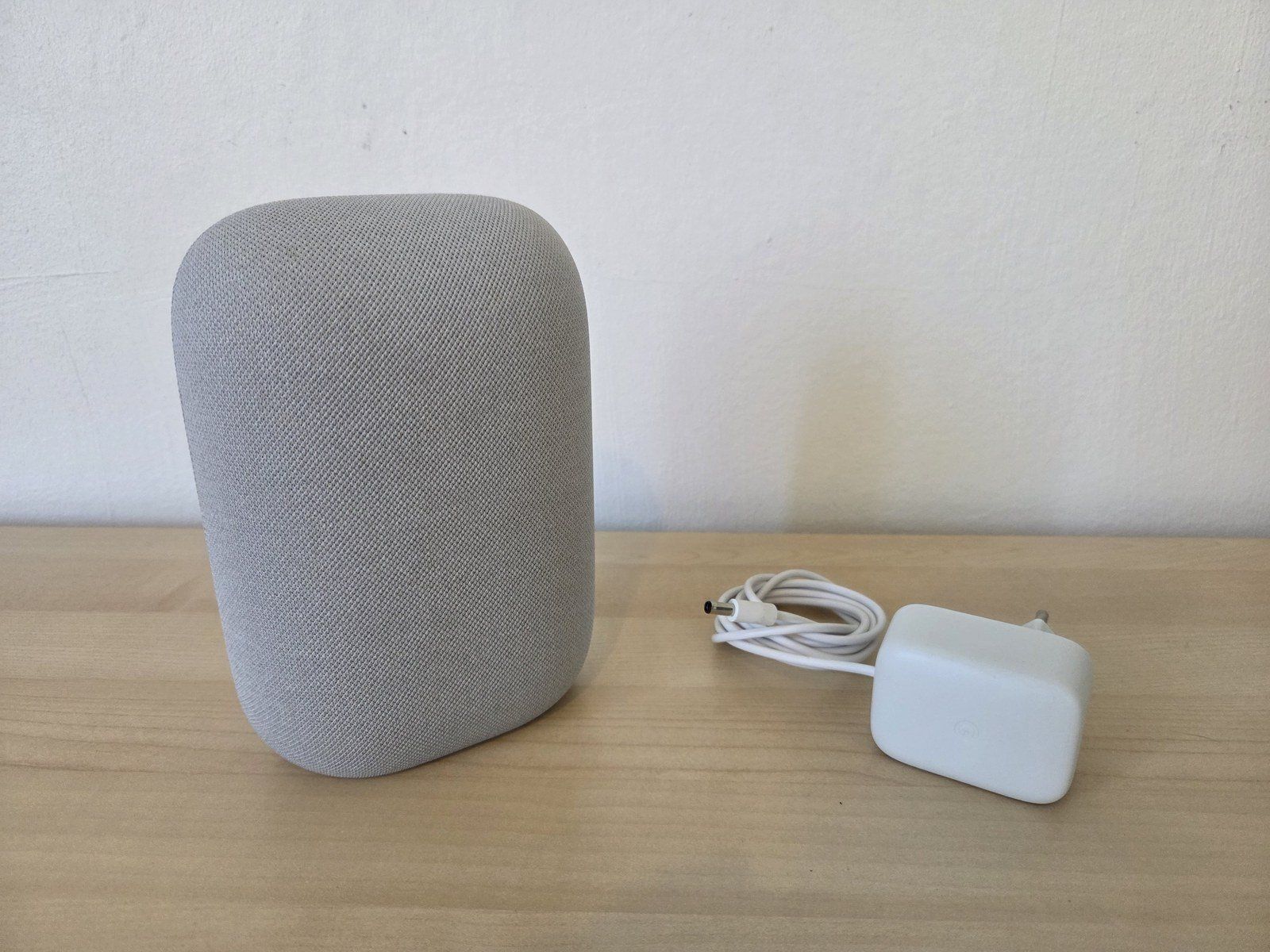 Google Lautsprecher: Google Nest Audio gris clair GXCA6 + alimentation – Gebraucht aus Fribourg von guilhem63