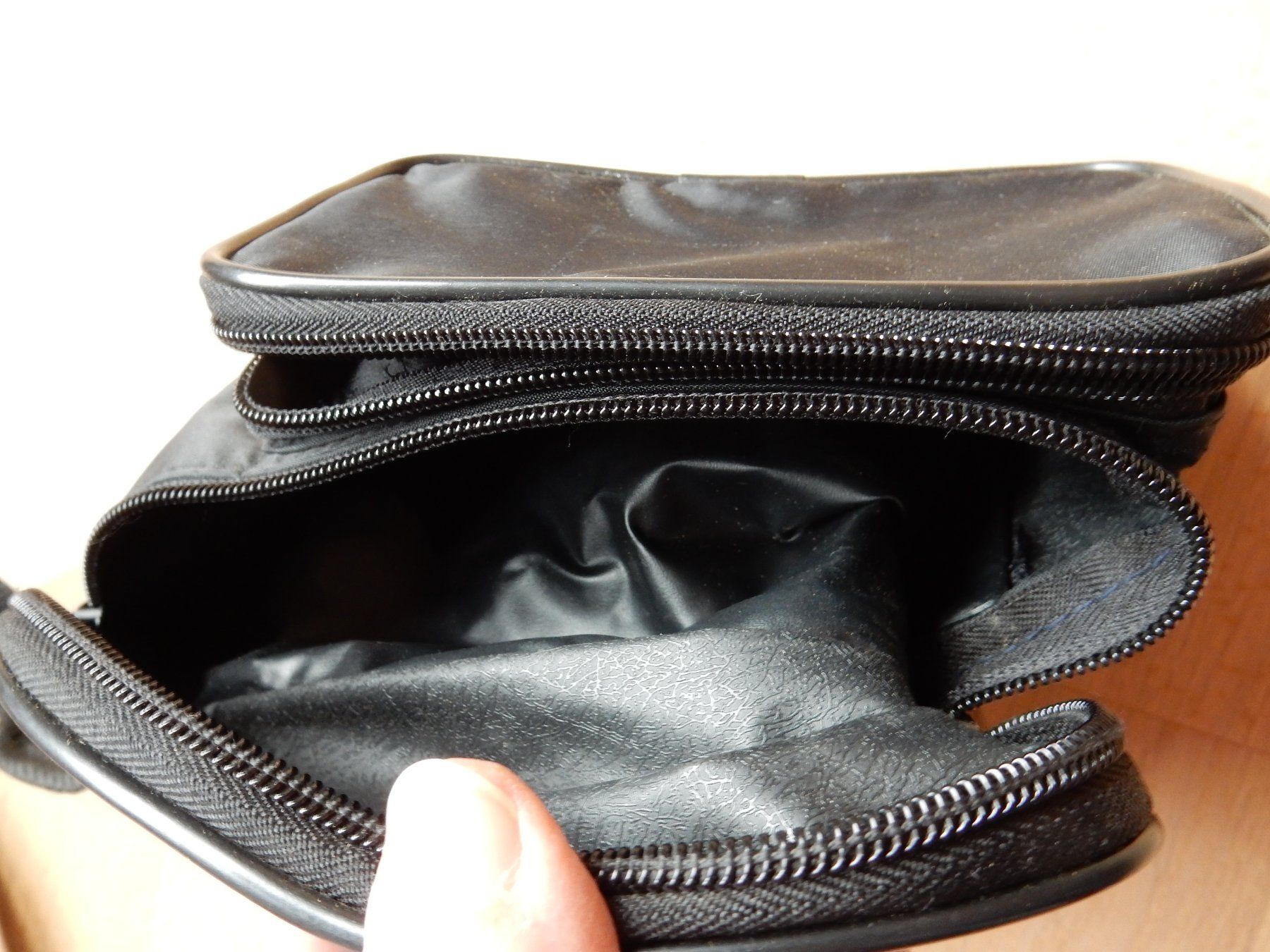 Taschen: klassische Bauchtasche schwarz Kunststoff – Gebraucht aus Jona von simongarden 1