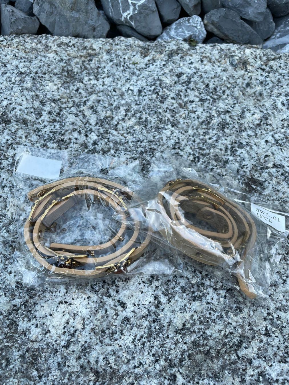 Bracciali & Braccialetti: 2 x Armbänder aus Kunstleder mit Steinen, beige – Nuovo e nell'imballaggio originale da Wängi venduto da LiqKojote 1