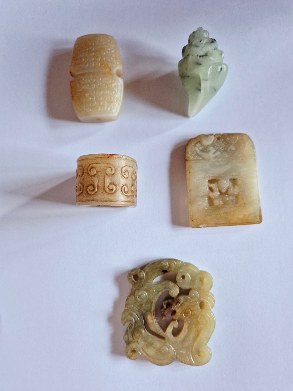 Ciondoli: Funf Nephrit Jade Objekte, Muschel, Taotie, Drachen, Phoenix – Usato da Sils im Domleschg venduto da piz53 1