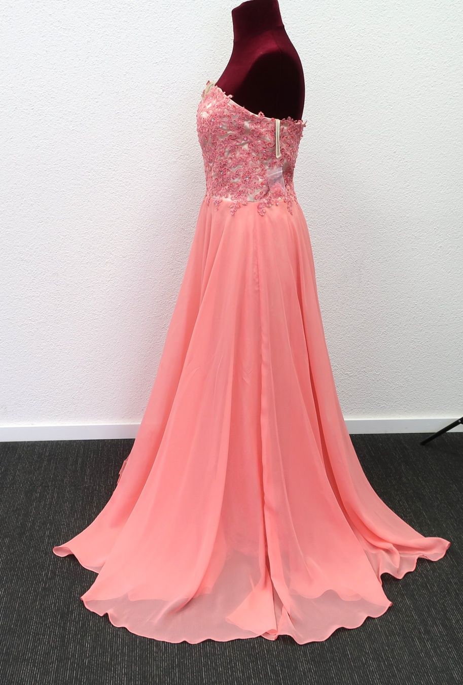 Kleider: Elegantes Sommer-Abendkleid Korallrosa – Gebraucht aus Volketswil von brockipfannenstil 1