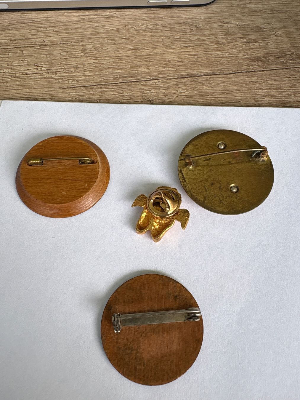 Plaquettes & Badges: Vier verschiedene Ansteck PIN – D'occasion à Schübelbach par S1CH 1