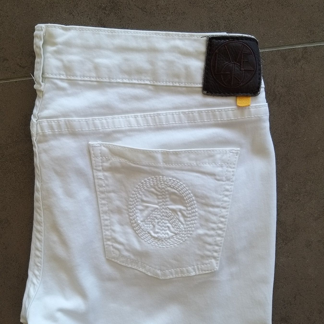 Jeans: Jean brodé paix – Usato da Onnens VD venduto da Bleuet06 2