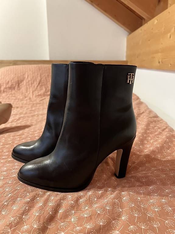 Scarpe da donna: Tommy Hilfiger Leder Boots mit Absatz 39 – Usato da Altenrhein venduto da jus_mx89