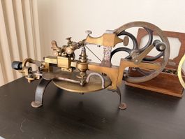 Lot de 2 anciennes machines d’horlogerie / mécanique de pré